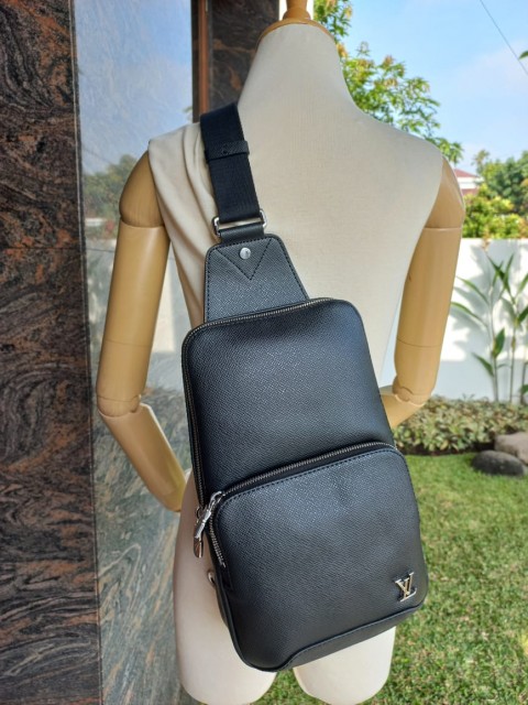 バッグ Louis Vuitton Taiga Kendall 2-Way Bag Louis Vuitton Luggage & Travel Collection - YouTube